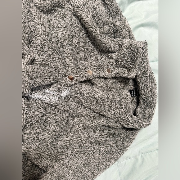 Fuzzy nursing pullover - Picture 3 of 4